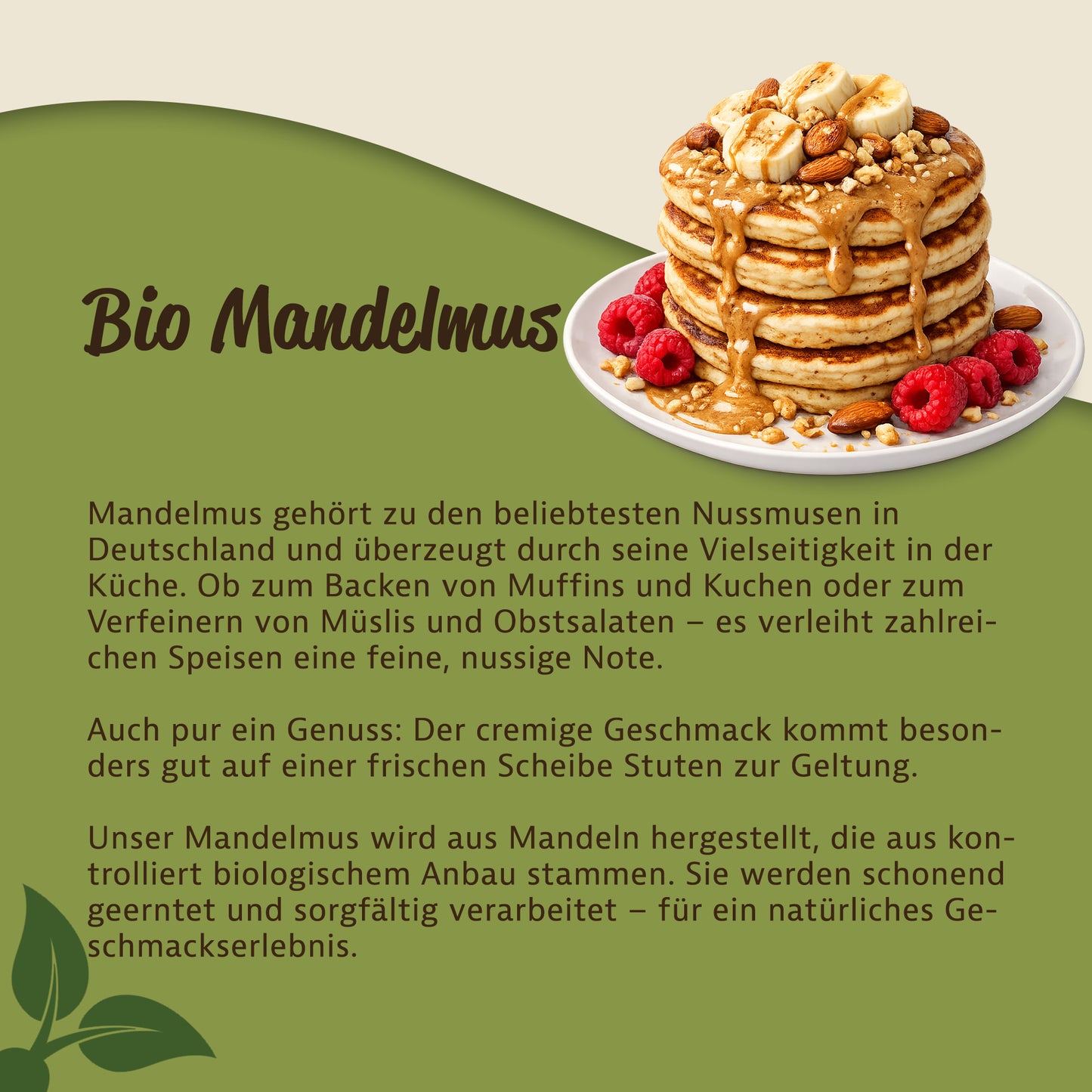 Pancakes auf einem Teller, übergossen mit cremigem Mandelmus, garniert mit Mandeln, Bananenscheiben und Himbeeren.