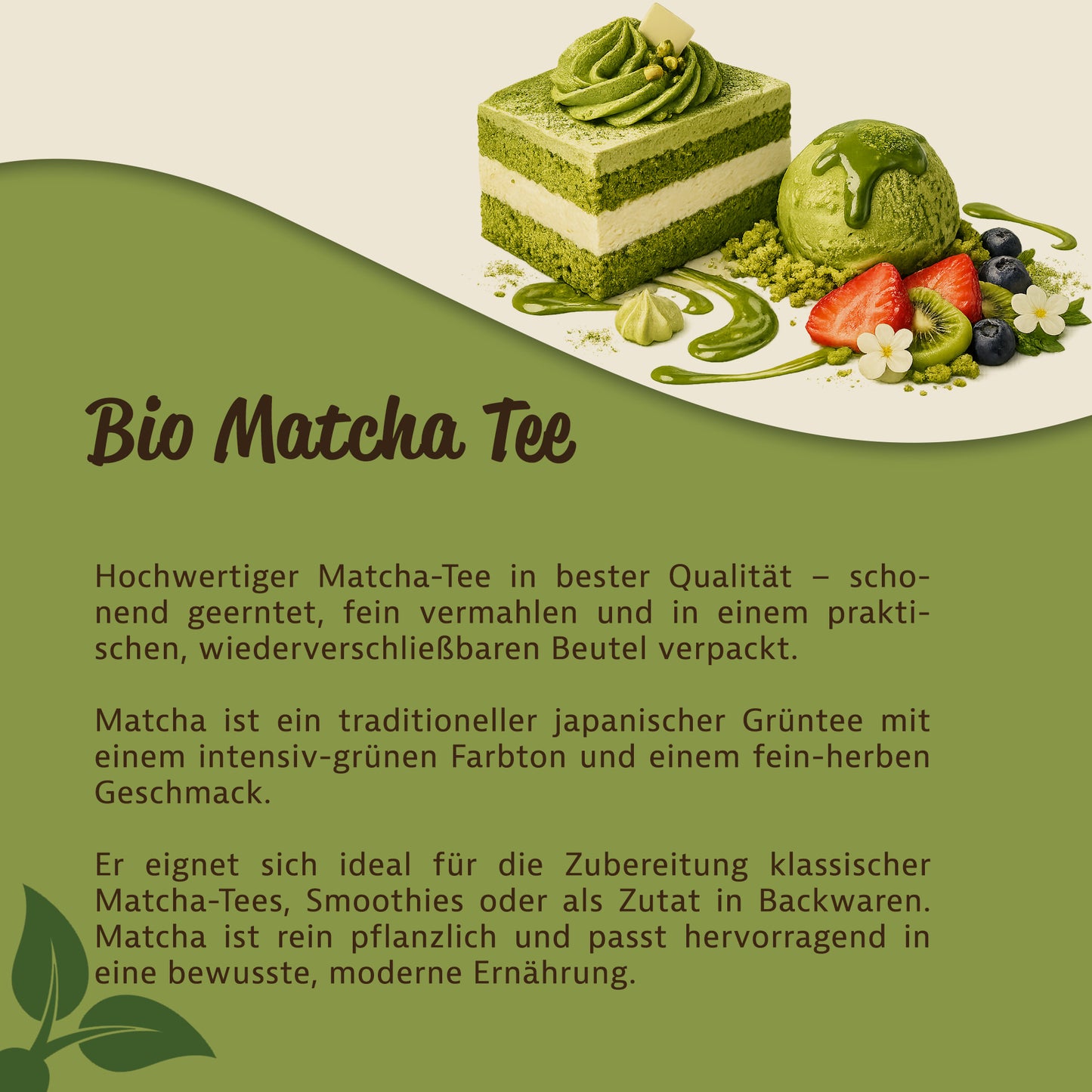 Matcha Kuchenstück, Kugel Eis und frische Früchte auf Teller, oben Text zu Bio Matcha Tee als japanischer Grüntee und veganes Naturprodukt.