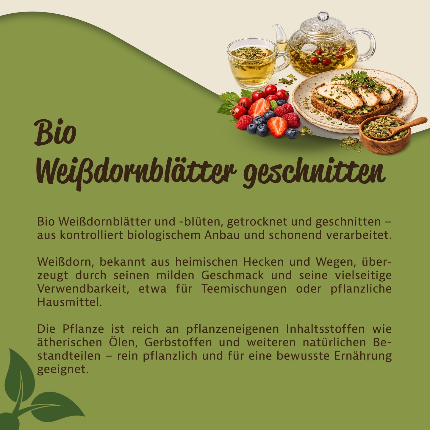 Tee aus geschnittenen Weißdornblättern in Glaskanne und Tasse, daneben Brot und Beeren, als Serviervorschlag für Kräuter.