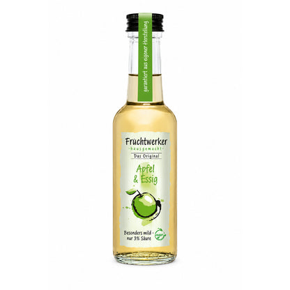 Fruchtwerker Apfel & Essig Flasche freigestellt auf weißem Hintergrund, Etikett und Verschluss gut sichtbar.