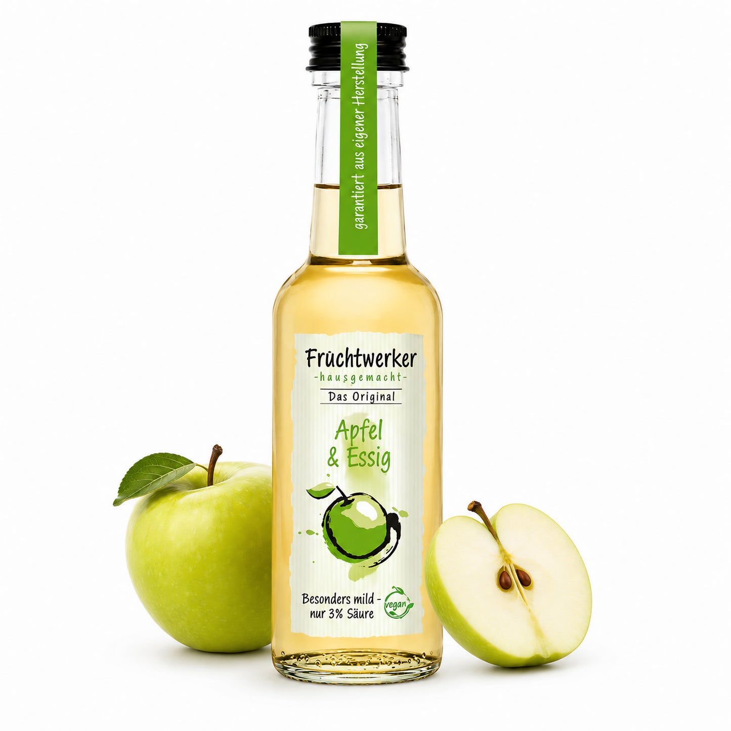 Fruchtwerker Apfel & Essig Flasche mit ganzem grünem Apfel und einer Apfelhälfte daneben, alles auf weißem Hintergrund.