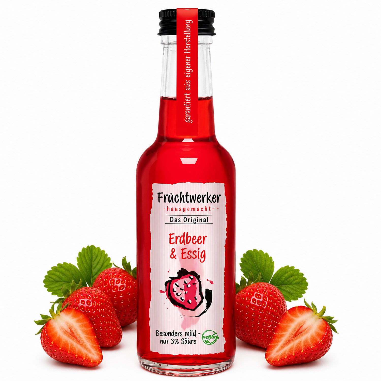 Fruchtwerker Erdbeer & Essig Flasche auf weißem Hintergrund, umgeben von frischen und halbierten Erdbeeren mit grünen Blättern.