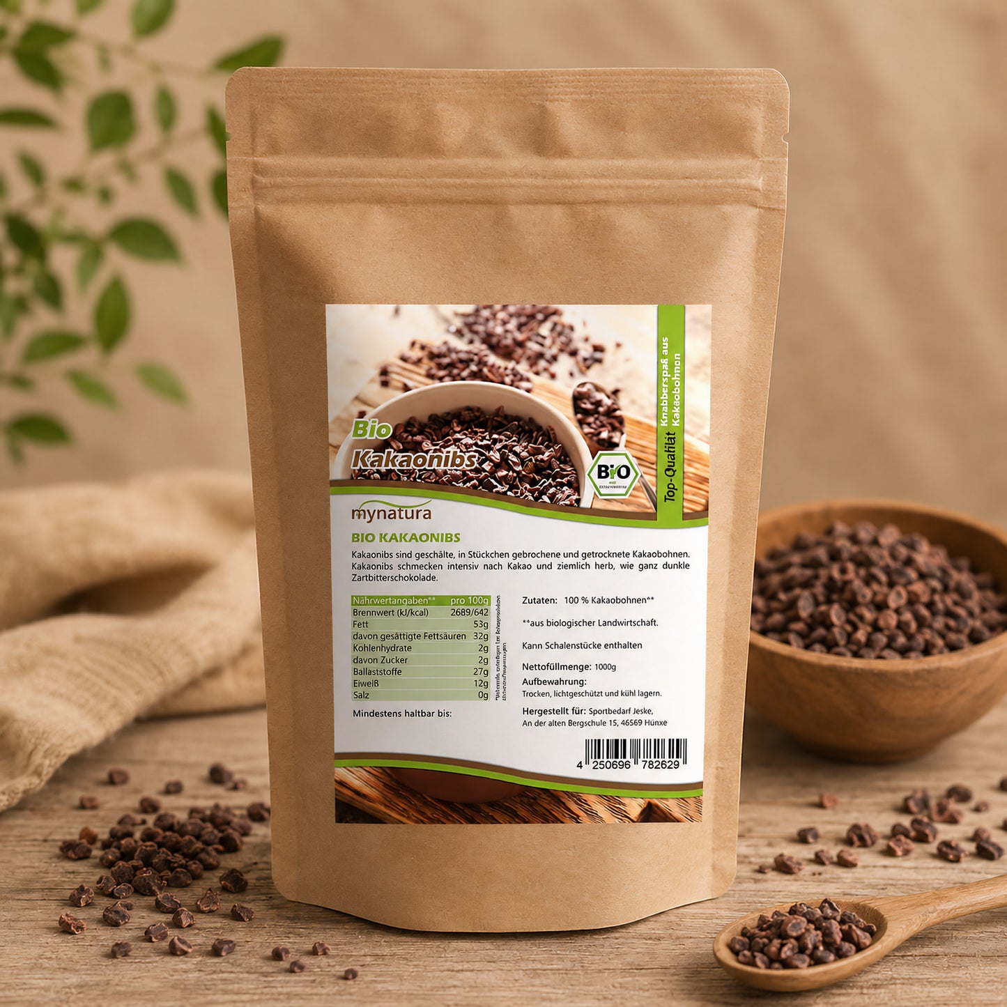Beutel Bio Kakaonibs von Mynatura mit sichtbarem Etikett, daneben Holzschale und Holzlöffel mit Kakaostückchen als Zutaten fürs Müsli auf Holztisch.