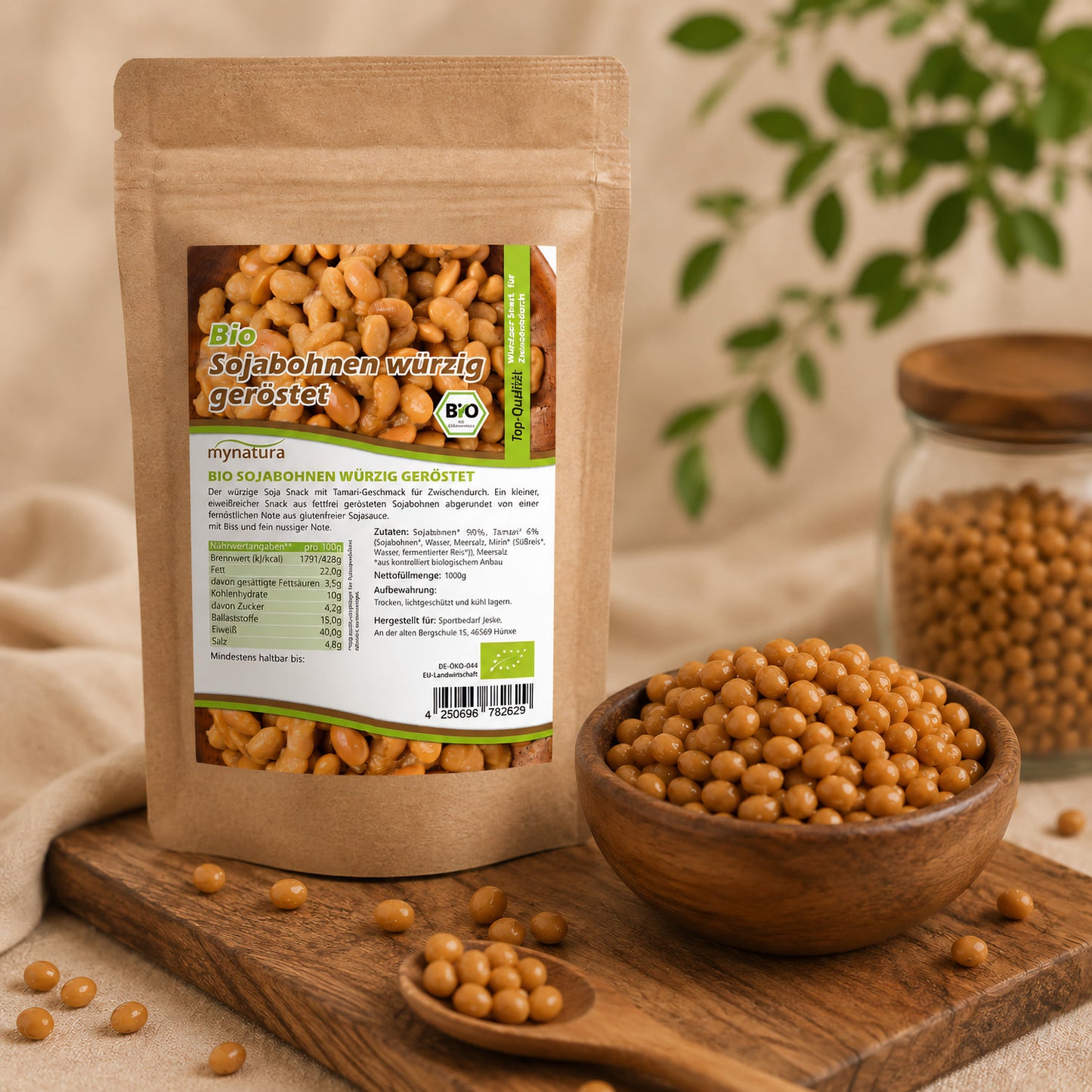 Bio Sojasnack würzig im Beutel von Mynatura, stehend auf Holzbrett neben einer Schale mit gerösteten sojabohnen, im Hintergrund Glas mit Bohnen, veganer snack.