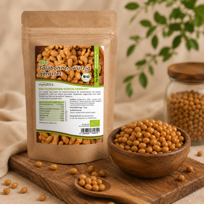 Bio Sojasnack würzig im Beutel von Mynatura, stehend auf Holzbrett neben einer Schale mit gerösteten sojabohnen, im Hintergrund Glas mit Bohnen, veganer snack.
