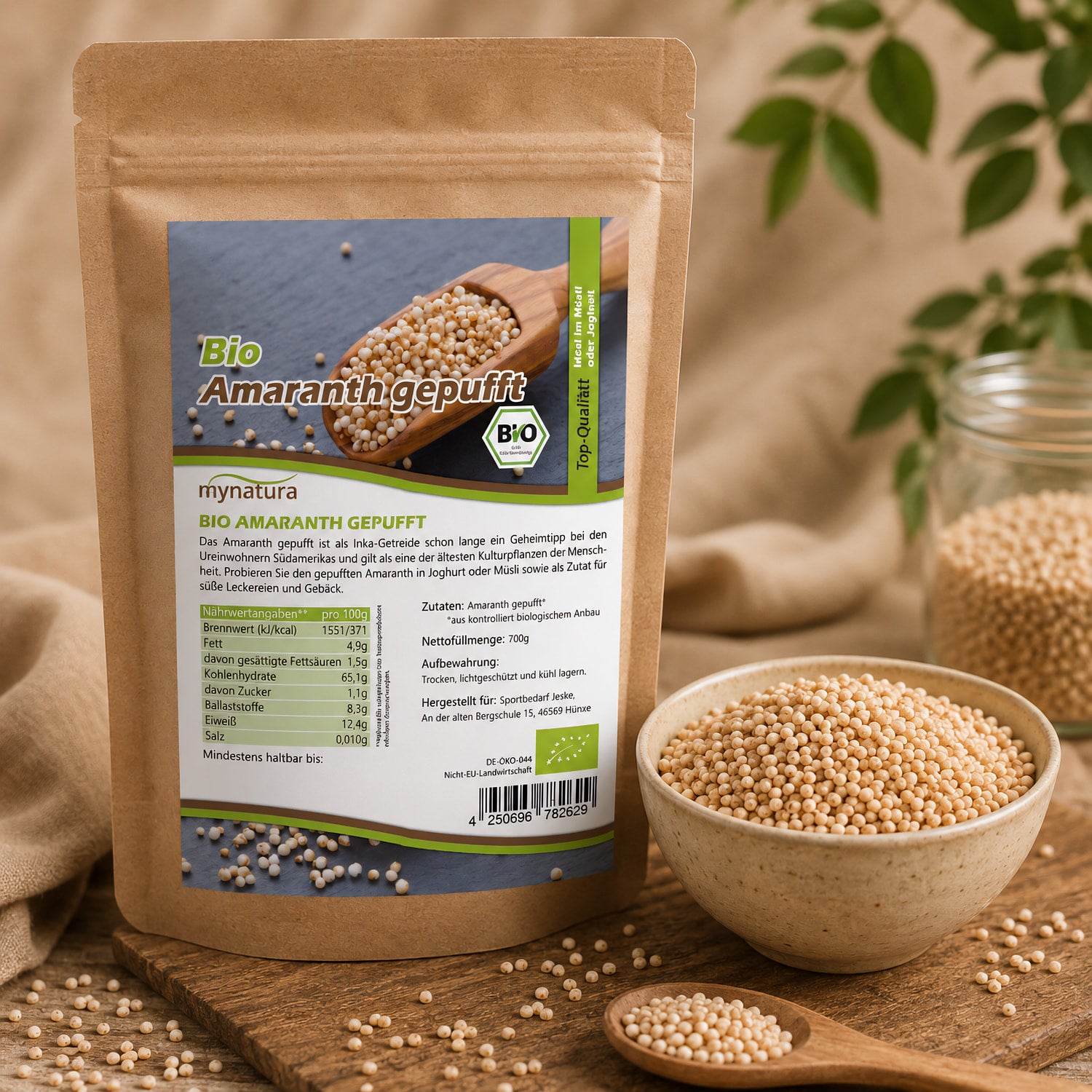 Beutel Mynatura Bio Amaranth gepufft 700g auf Holztisch, daneben Schale und Glas mit gepufftem Amaranth als Zutaten fürs Frühstück oder Müsli.