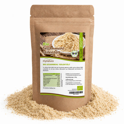 Beutel Mynatura Bio Sesammehl auf weißem Hintergrund, umgeben von verstreutem glutenfreiem mehl.