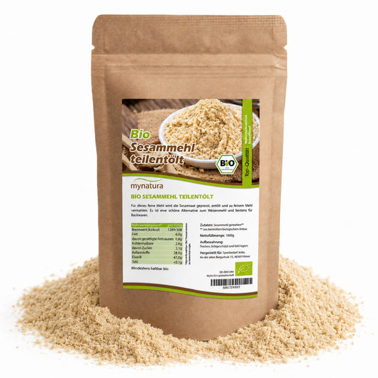 Beutel Mynatura Bio Sesammehl auf weißem Hintergrund, umgeben von verstreutem glutenfreiem mehl.