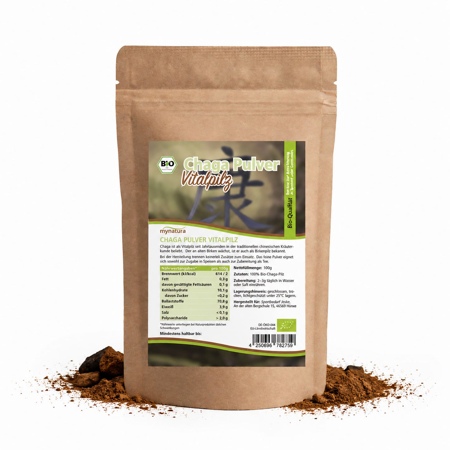 Beutel mit Etikett Bio Chaga Pulver, stehend auf weißem Hintergrund, daneben gemahlenes Chagapulver und ein Stück Chaga Pilz sichtbar.