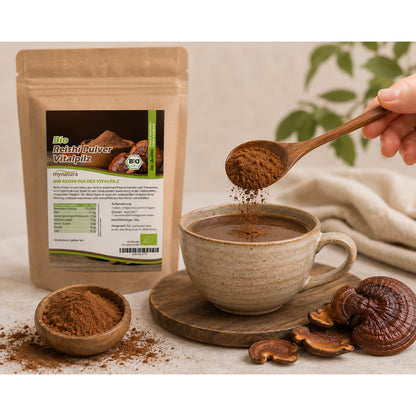 Bio Reishi Pulver im Beutel neben einer Tasse mit angerührtem Pulver, Holzlöffel mit Pulver wird über die Tasse gehalten, getrocknete Reishi-Pilze und Schale mit Pulver im Vordergrund.