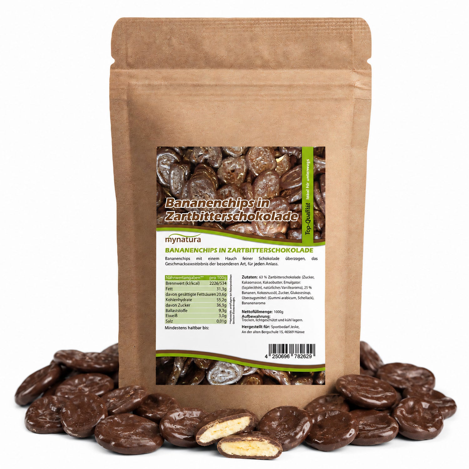 Beutel mit mynatura Bananenchips in Zartbitterschokolade, umgeben von einzelnen schokofrüchte und einem angeschnittenen bananenchip, Vorderseite mit Nährwerttabelle sichtbar.