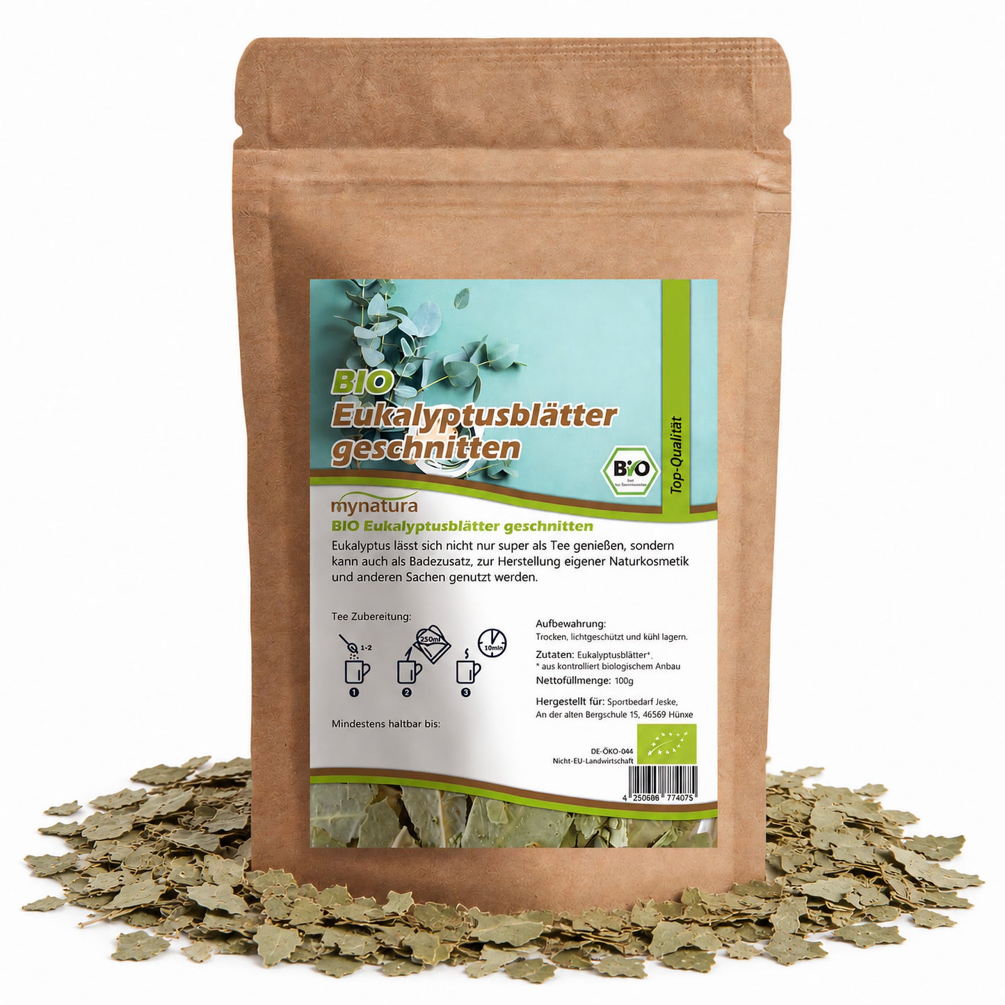 Beutel mit Bio Eukalyptusblätter geschnitten von mynatura, umgeben von getrockneten eukalyptusblättern, Vorderseite mit Etikett und Produktinformationen.