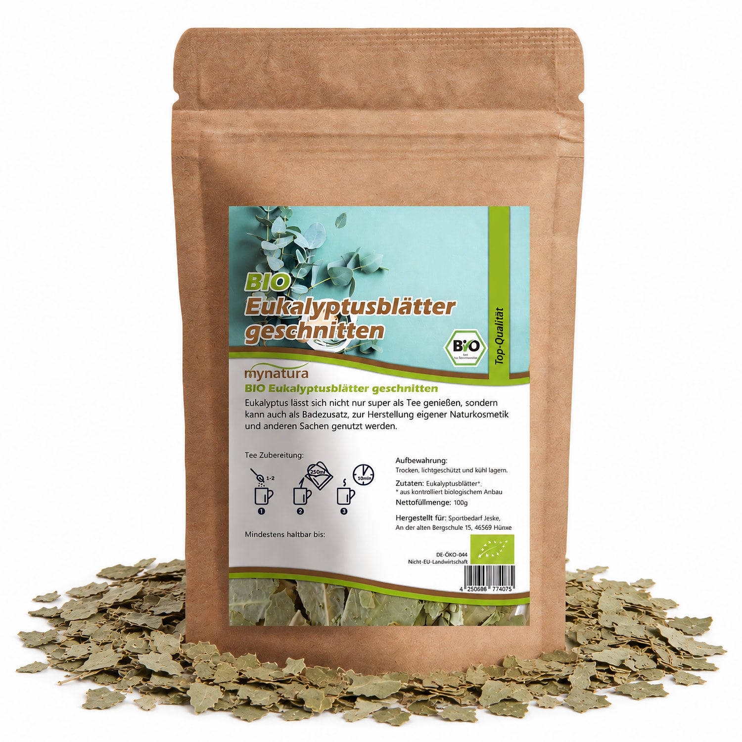 Beutel mit Bio Eukalyptusblätter geschnitten von mynatura, umgeben von getrockneten eukalyptusblättern, Vorderseite mit Etikett und Produktinformationen.