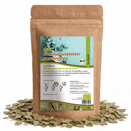 Beutel mit Bio Eukalyptusblätter geschnitten von mynatura, umgeben von getrockneten eukalyptusblättern, Vorderseite mit Etikett und Produktinformationen.