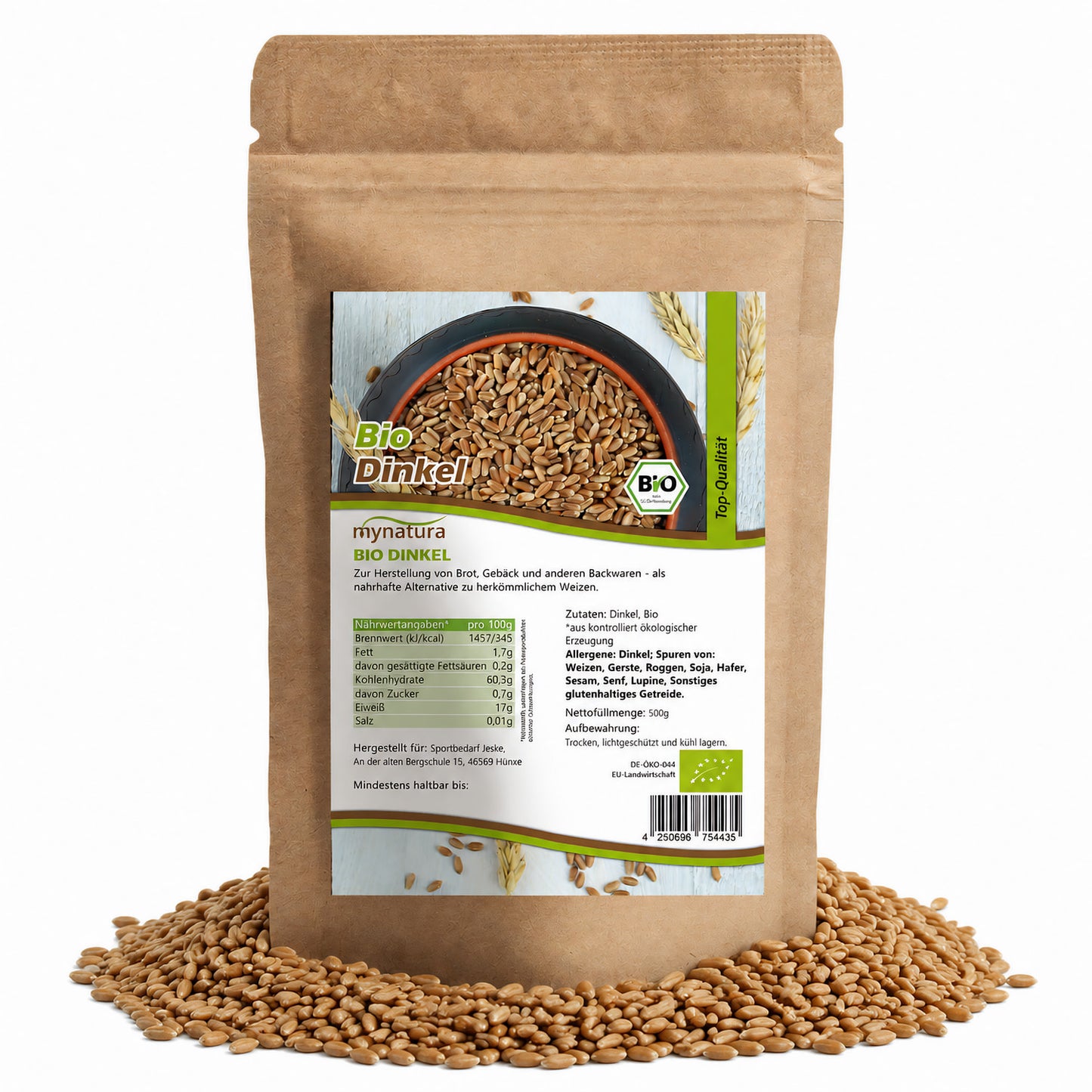 Beutel mit Bio Dinkel ganz von mynatura, 500g, stehend auf einem Haufen Dinkelkerne, Vorderseite mit Nährwertangaben und Zutaten gut lesbar.