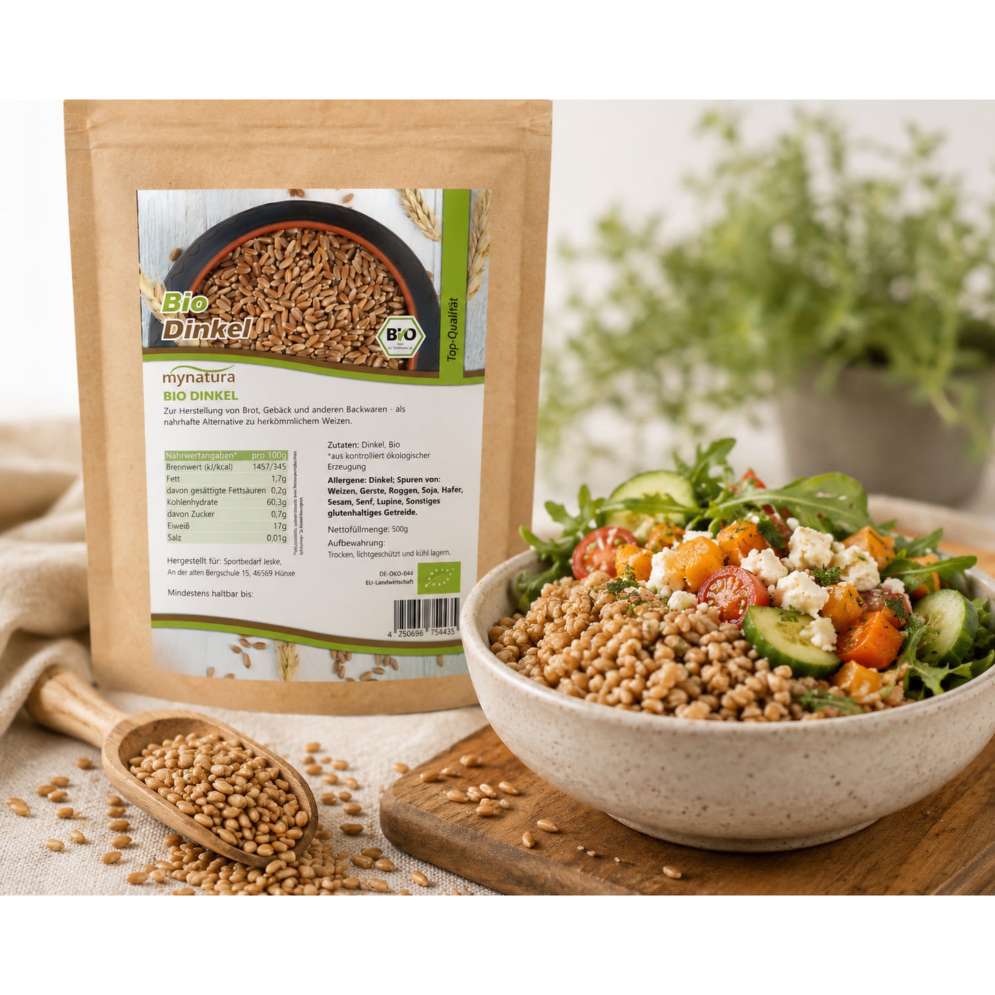 Bio Dinkel ganz im Beutel neben einer Schale mit Dinkel-Salat und einem Holzlöffel mit Dinkelkernen, Anwendung in der Küche sichtbar.