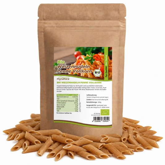 Beutel mit mynatura Bio Penne Weizen Vollkorn Nudeln, umgeben von ungekochten Vollkorn-Penne auf weißem Hintergrund.