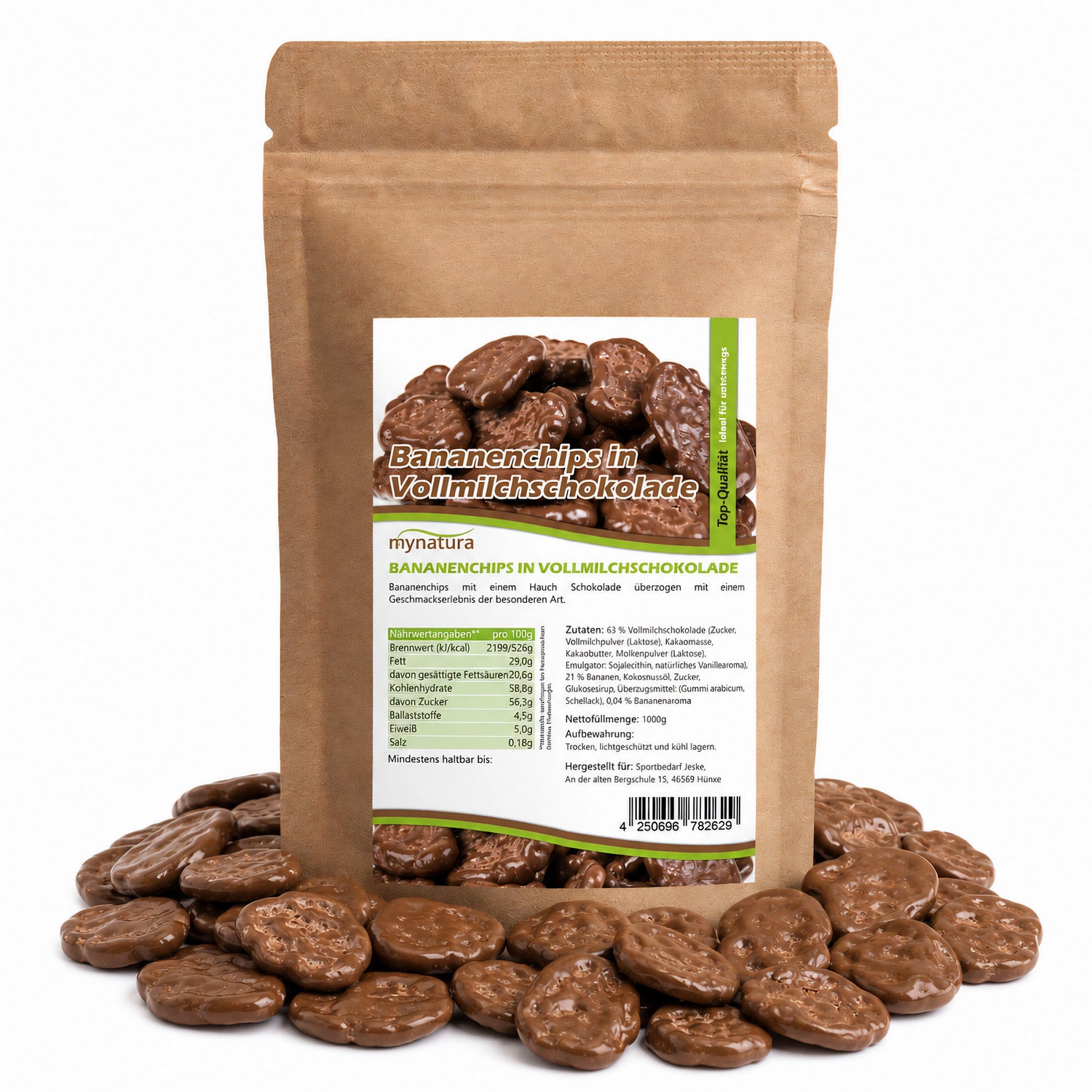 Beutel mit schokolierten Bananenchips in Vollmilchschokolade, umgeben von knusprigen Bananensnack-Scheiben auf weißem Hintergrund.