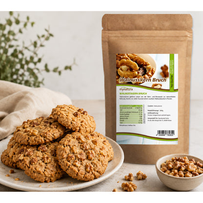 Walnusskernbruch im Beutel neben einem Teller mit frisch gebackenen Cookies und einer kleinen Schale Walnusskerne, geeignet für Backen und Frühstück.