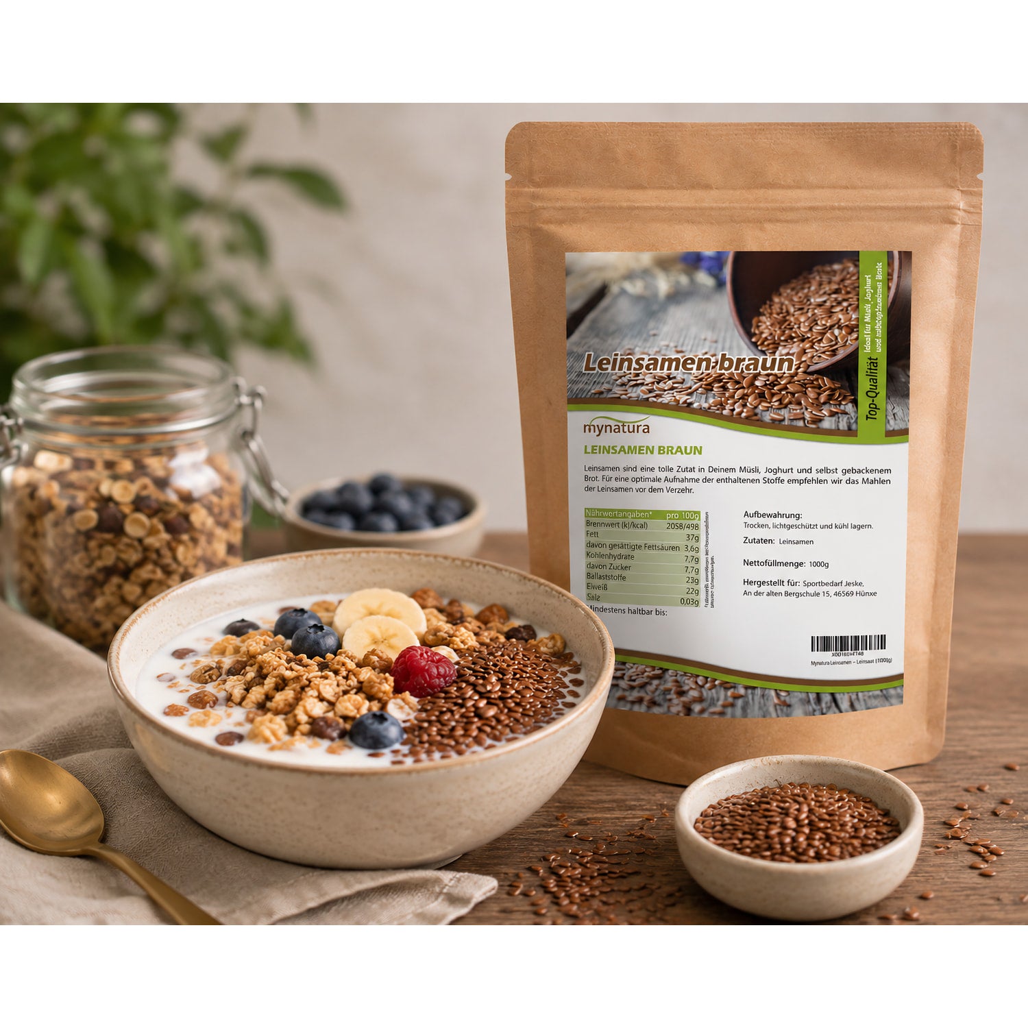 Frühstücksschale mit Müsli, Joghurt, Früchten und braunen Leinsamen, daneben der geöffnete Produktbeutel.