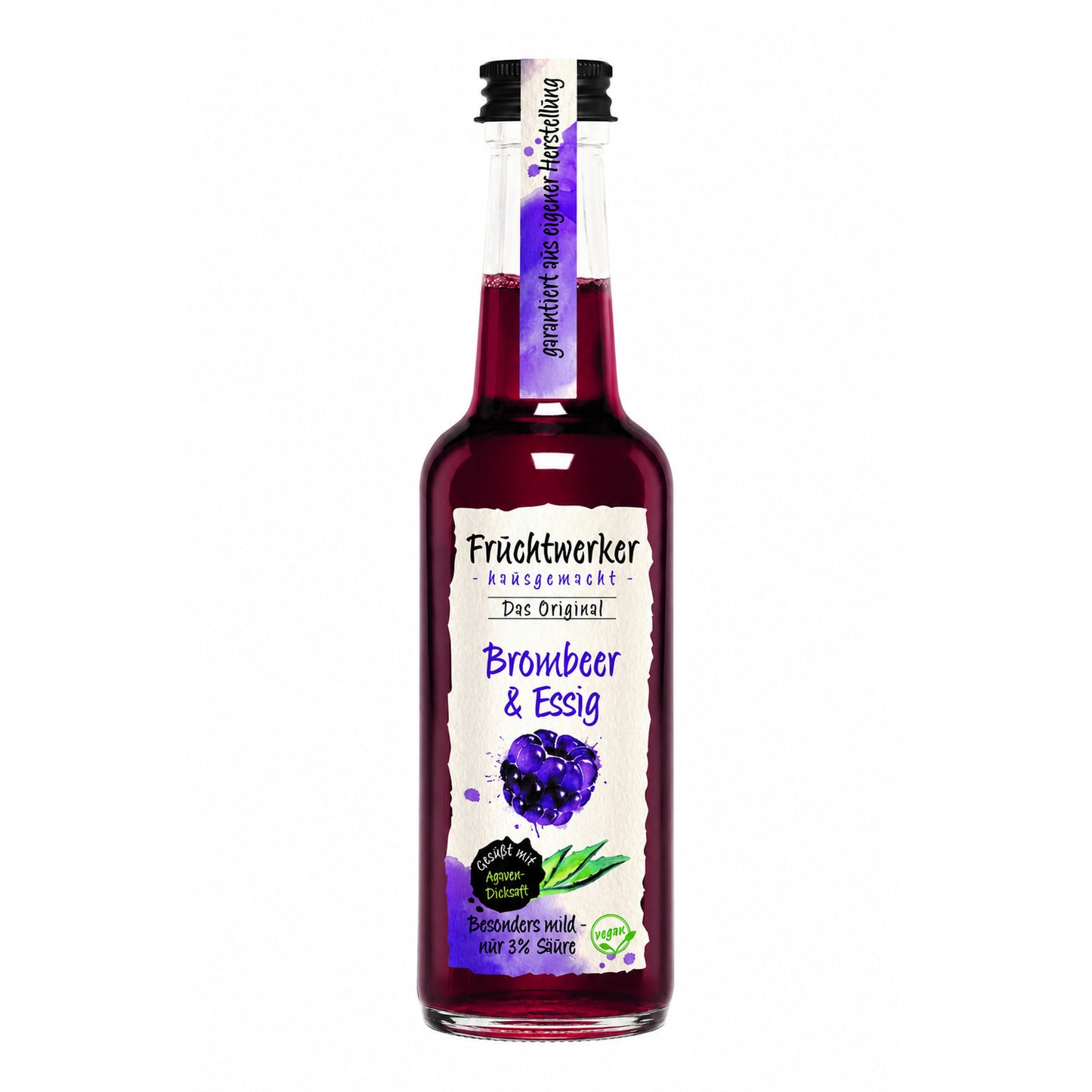 Flasche Fruchtwerker Brombeer & Essig mit Agavendicksaft, stehend vor weißem Hintergrund, Etikett mit Brombeer-Illustration gut lesbar.