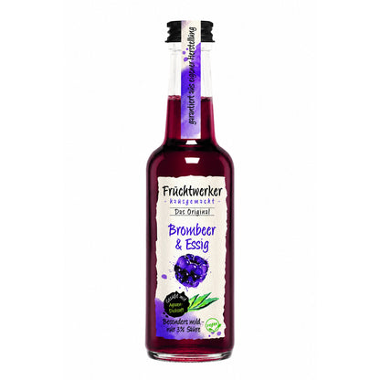 Flasche Fruchtwerker Brombeer & Essig mit Agavendicksaft, stehend vor weißem Hintergrund, Etikett mit Brombeer-Illustration gut lesbar.