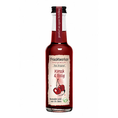 Fruchtwerker Kirsch & Essig 250ml in einer klaren Glasflasche mit roter Flüssigkeit und Etikett, freigestellt auf weißem Hintergrund.