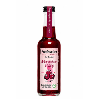 Fruchtwerker Johannisbeer-Essig in der 250ml Glasflasche mit rosa Etikett und schwarzem Schraubverschluss, stehend vor weißem Hintergrund.