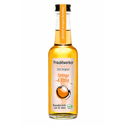 Flasche Fruchtwerker Orange & Essig mit orangener Flüssigkeit und Etikett auf weißem Hintergrund.