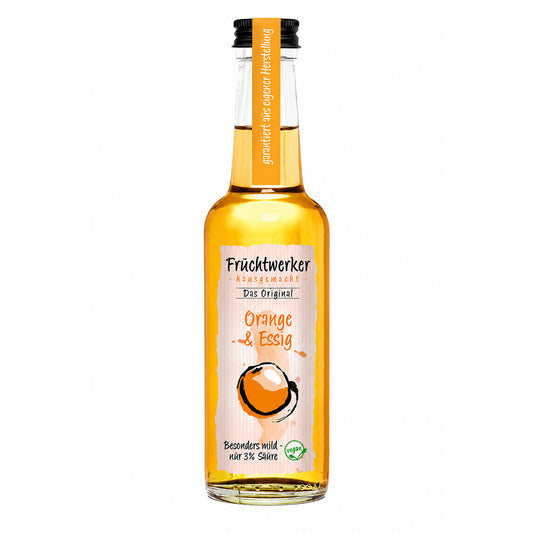 Flasche Fruchtwerker Orange & Essig mit orangener Flüssigkeit und Etikett auf weißem Hintergrund.