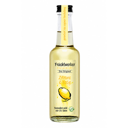 Flasche Fruchtwerker Zitrone & Essig mit gelbem Etikett und Zitronenabbildung, stehend vor weißem Hintergrund.